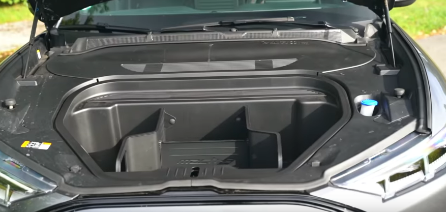 Под передним капотом есть небольшое пространство для вещей.