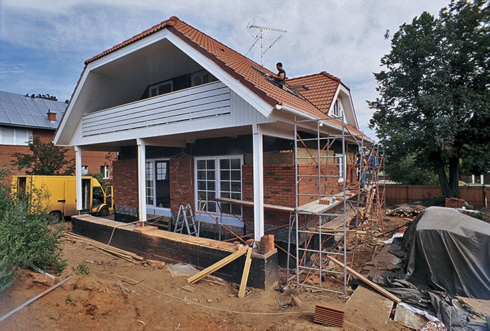 Каркасное здание в процессе облицовки
