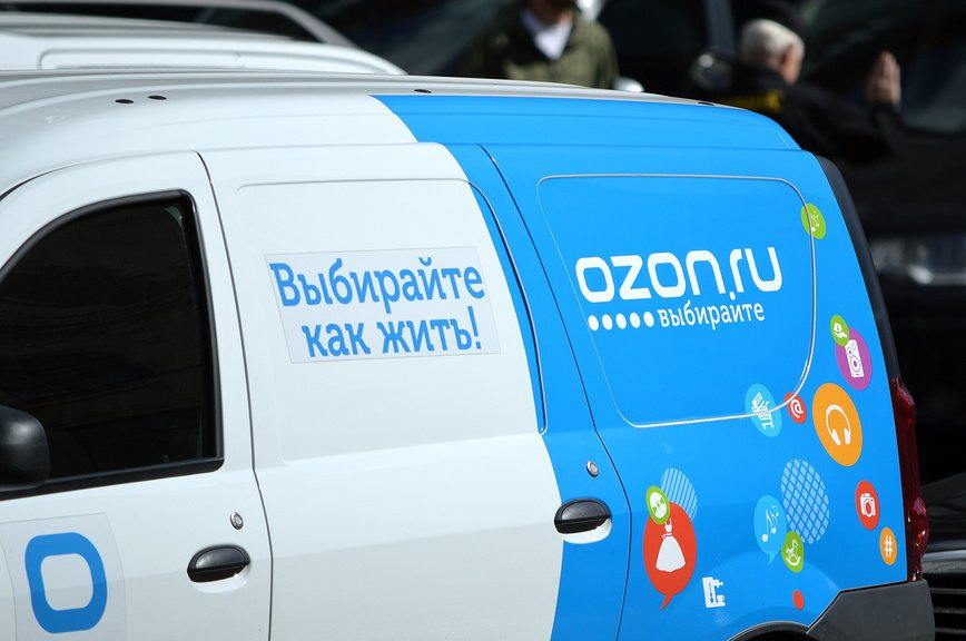 Авто на озоне. OZON машина. Фургон Озон. OZON машина доставки. Доставщик Озон.