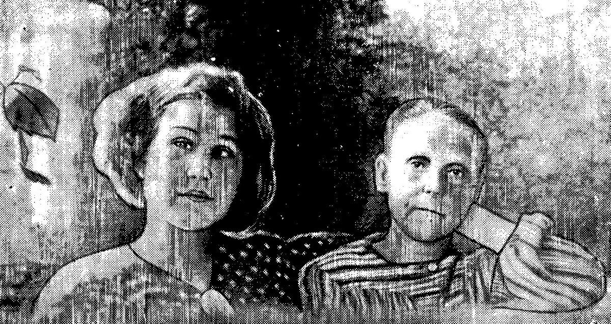 Эвакуированная из г. Ленинграда Наташа Михайлова со своей приемной дочерью-вологжаикои Г. П. Шамаховой (Фото из архива Вологодского музея-заповедника)