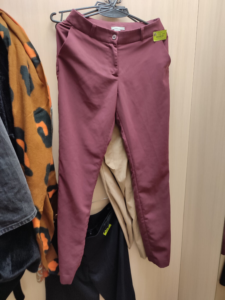 Насыщенный бордовый цвет.