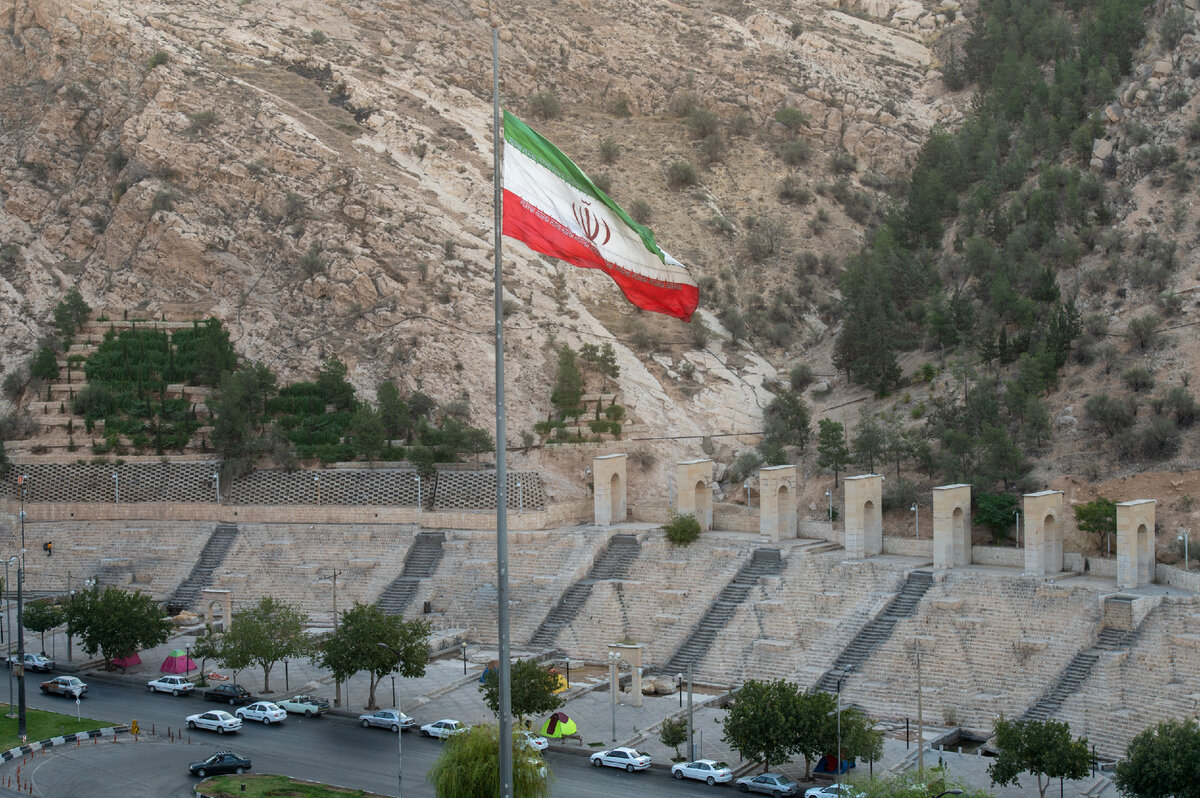 Флаг Ирана на пешеходном променаде города Шираз