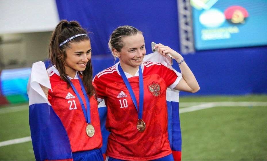    Елена Терехова (справа) рассказала о том, как футболистки принимают мяч на грудь. Фото: Соцсети Елены Тереховой