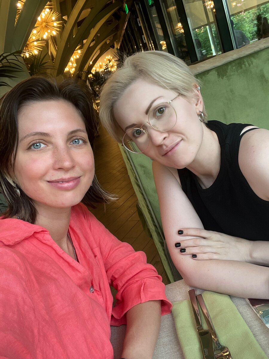 Мы с Олесей после первой встречи вживую и двух лет виртуального знакомства. 