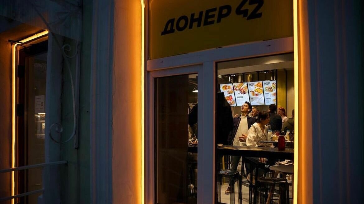     В Казани на улице Баумана закрылась точка сети фастфуда «Донер 42». Она действовала на первом этаже кафе татарской кухни «Дом чая». Владельцы об этом заявили на своей странице в соцсетях.