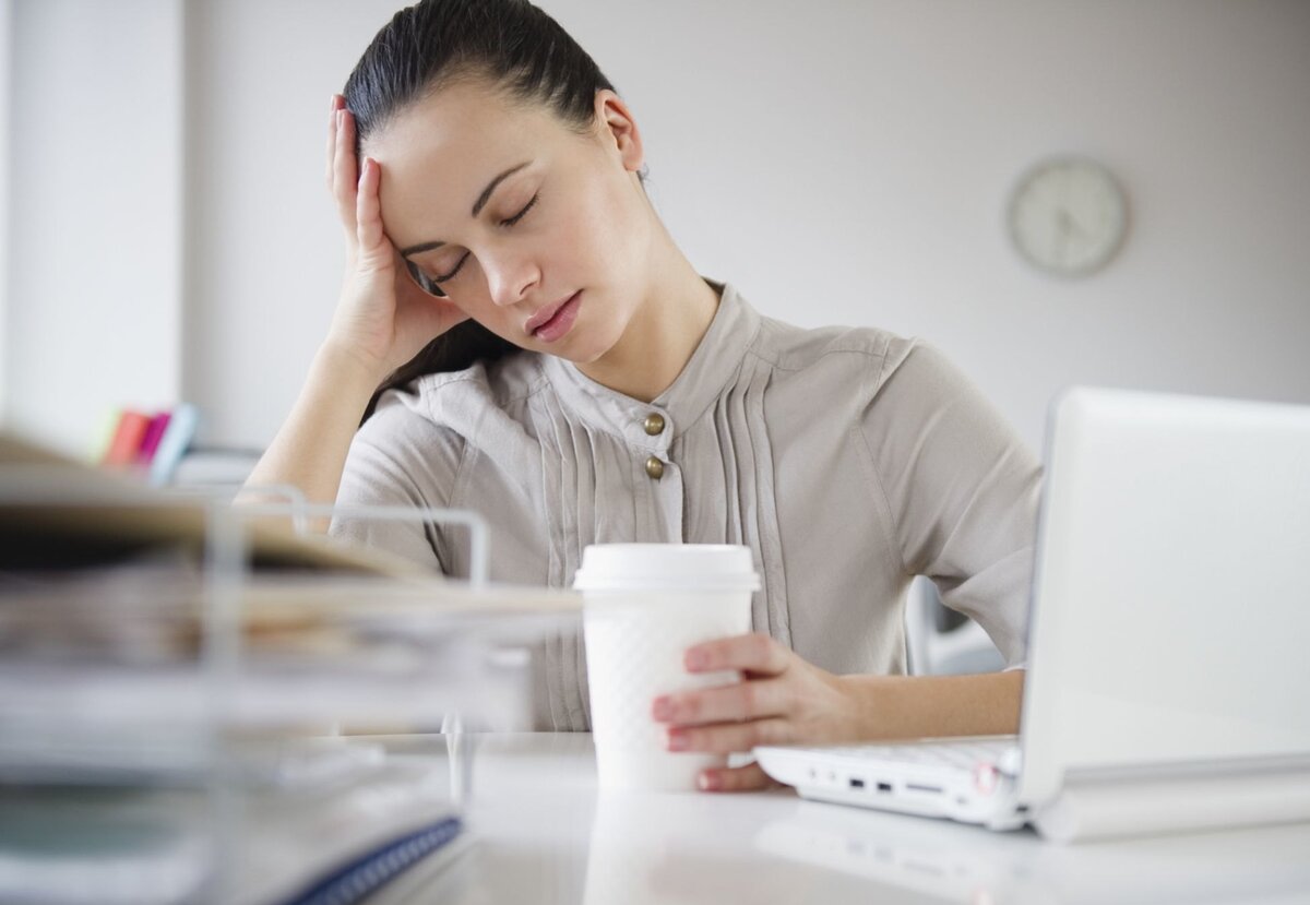     Не спать: 7 приёмов, помогающих снять усталость