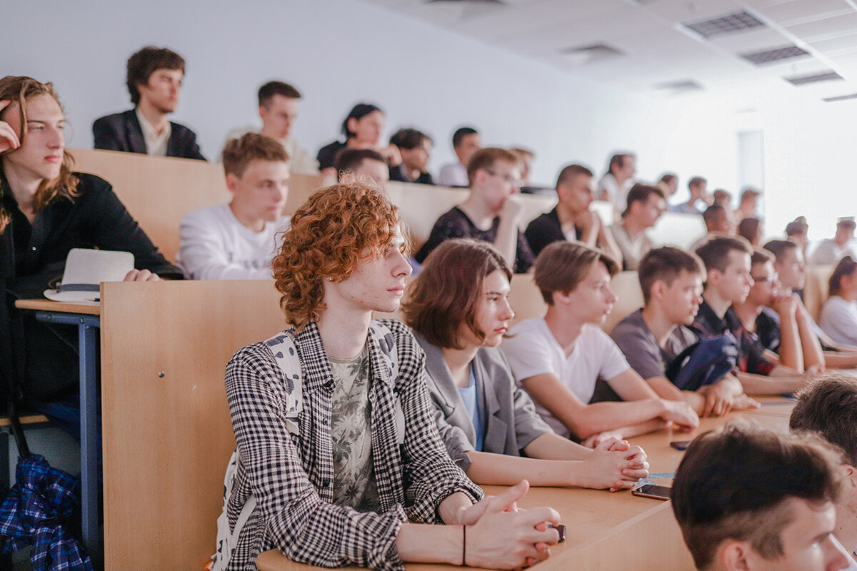 Студент 17. Международный день студента. С днем студента. День первокурсника. Студенты во всём мире.