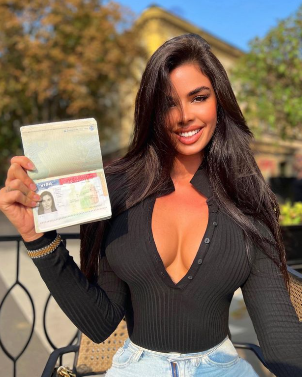 Ивана Кнолл с лицензией о работе модели для США. Источник: https://www.instagram.com/knolldoll/*