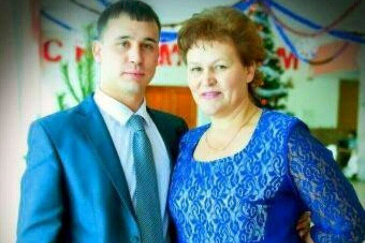 ​Айрат Мухаммадиев со своей мамой Зульфией ханум Мухаммадиевой. Фото: из личного архива Зульфии Мухаммадиевой