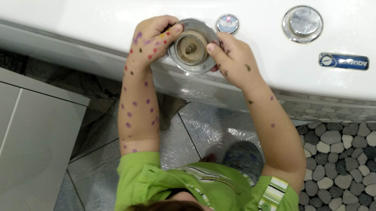 На руках следы от фломастера. Чем бы дитя не тешилось, лишь бы маму не трогало.