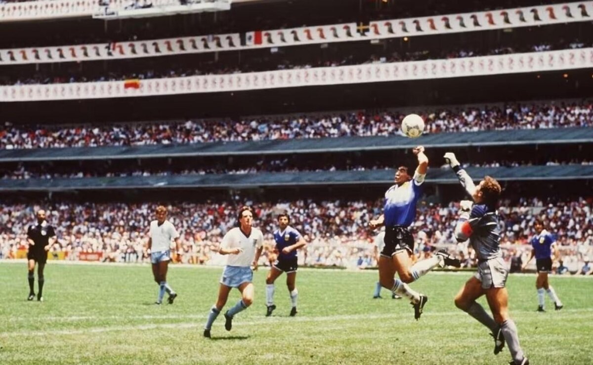     Гол Марадоны рукой в ворота сборной Англии