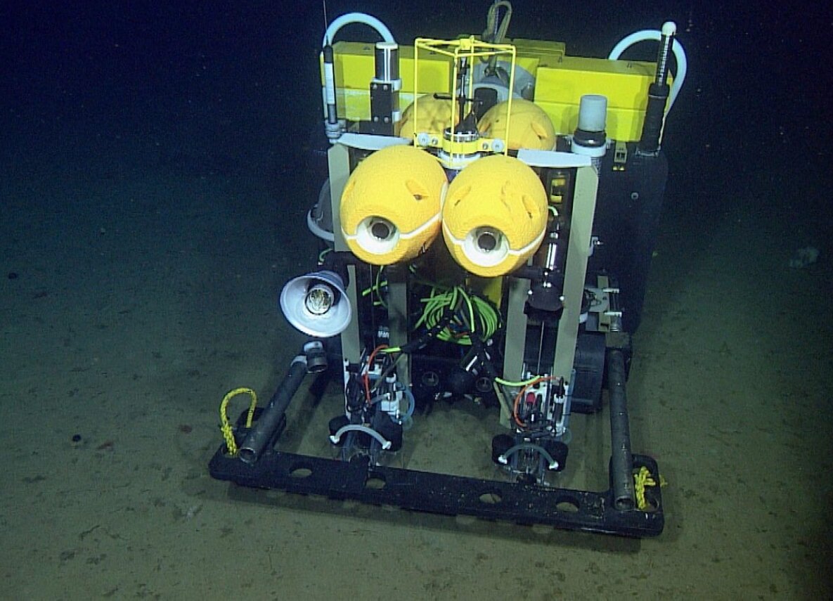 Гусеничный глубоководный робот размером с автомобиль 7 лет проработал на глубине 4 км. Что удалось узнать учёным?