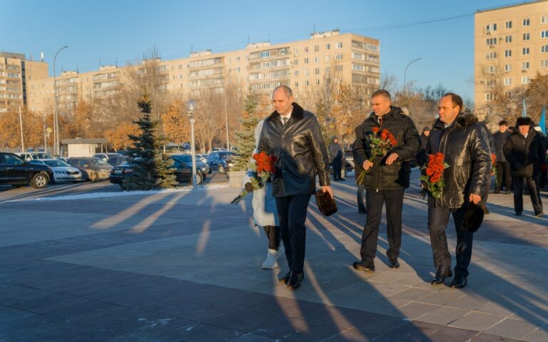    В День Героев Отечества Денис Паслер возложил цветы к памятнику Александру Прохоренко Белов Михаил Александрович