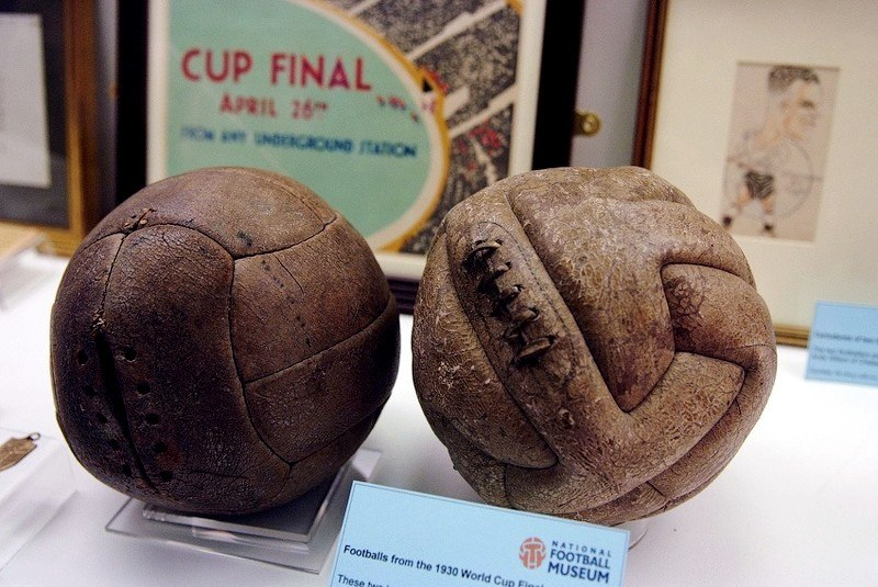 
Мячи, которыми был сыгран финальный матч, - аргентинский и уругвайский