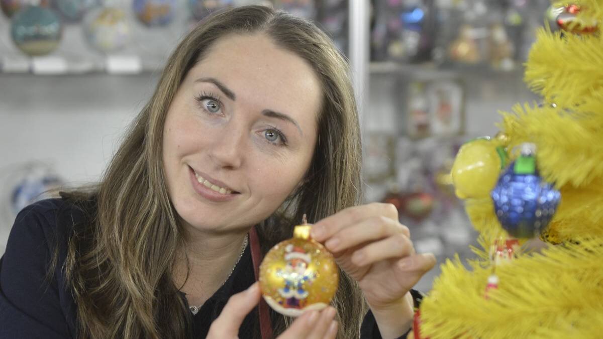    Экскурсовод Музея елочных игрушек в Сокольниках Татьяна Алексеенко / Фото: Наталья Феоктистова / Вечерняя Москва