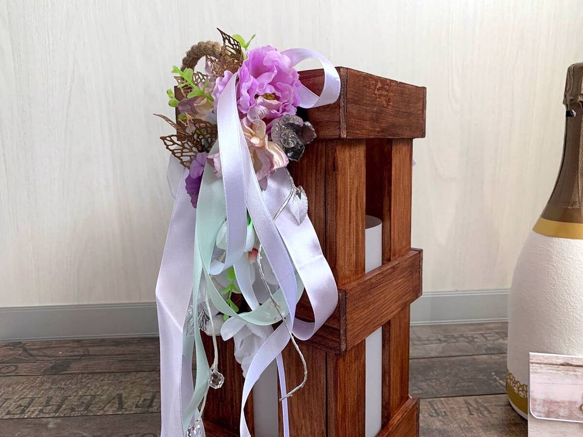 Здесь большие тканевые цветы и скраповые. Как раз- большие гардении в дело пошли, а то в скрапе такого размера редко используются