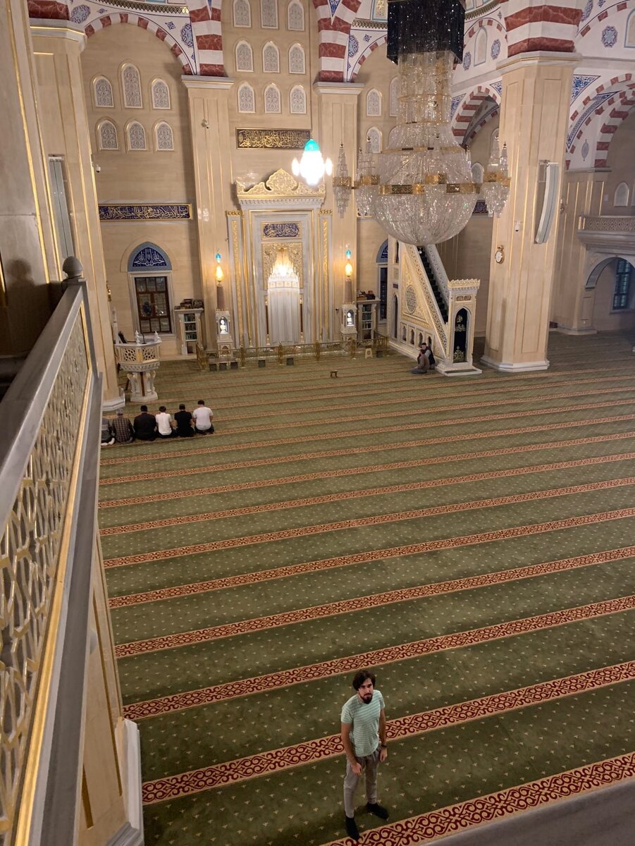 Для женщин - отдельный второй этаж, откуда меня и сфотографировала жена