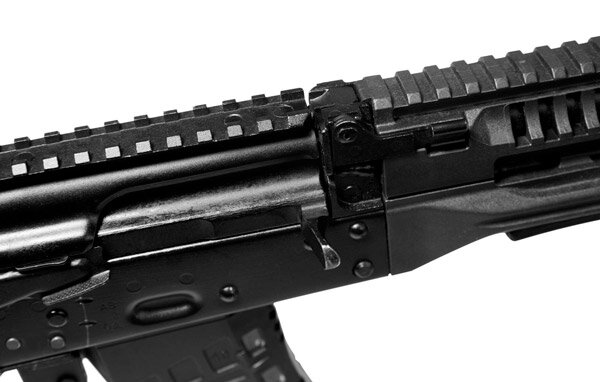 Место встречи планки Пикатинни крышеки ствольной коробке и накладки газовой камеры (фото из открытых источников) 