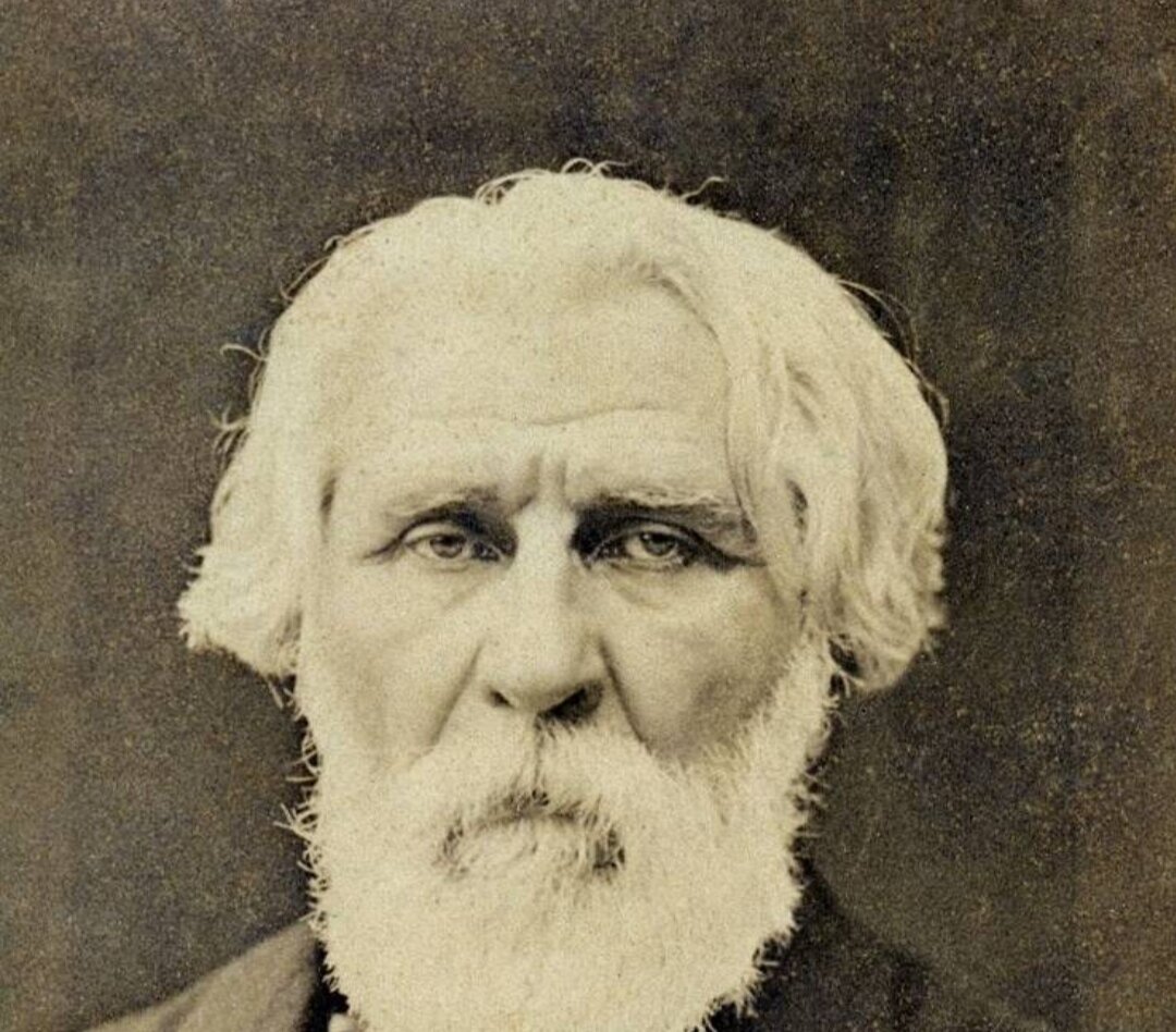 Биография Тургенева.ВчераИван Сергеевич Тургенев (1818–1883) – знаменитый русский писатель и поэт, публицист и драматург, классик русской литературы 19 века. Творчество Тургенева включает шесть романов, множество рассказов, повестей, статей, пьес и стихотворений. Среди его самых знаменитых произведений— «Муму» и «Отцы и дети».Ранние годыРодился Иван Сергеевич Тургенев 28 октября (9 ноября) 1818 года в городе Орел. Семья его и по матери, и по отцу принадлежала к дворянскому классу.Первое образование Тургенев получил в имении Спасское-Лутовиново. Грамоте мальчика учили немецкие и французские учителя. С 1827 года семья переехала в Москву. Затем обучение Тургенева проходило в частных пансионах Москвы, после чего – в Московском университете. Не окончив его, Тургенев перевелся на философский факультет Петербургского университета. Также учился за границей, после чего путешествовал по Европе