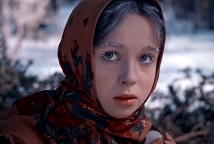 Настенька прекрасно понимает, зачем мачеха велела отвезти ее в лес, но все равно не сопротивляется этому решению