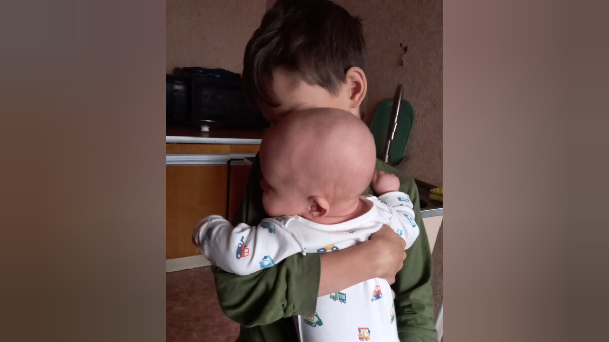 Старший и младший. Разница 10 лет и 6 дней