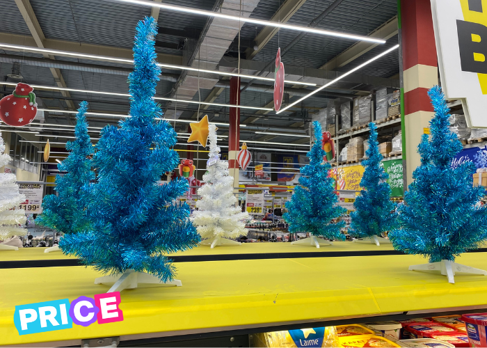 Искусственные елки.