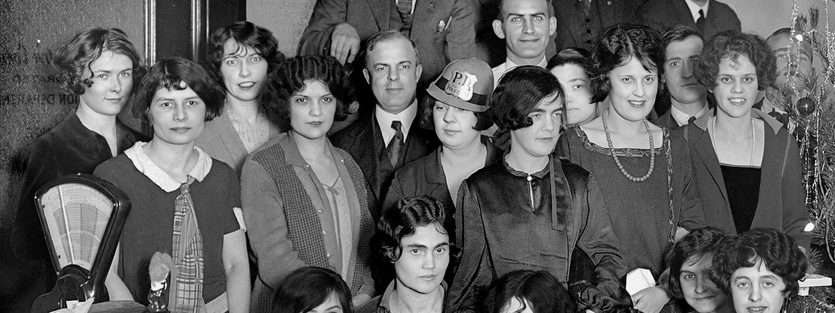 Женщины во втором ряду слева