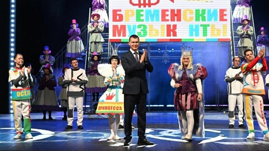     На главную елку края приглашение получили получили ребята из семей военнослужащих, добровольцев, мобилизованных, многодетных семей или воспитывающих детей с инвалидностью.