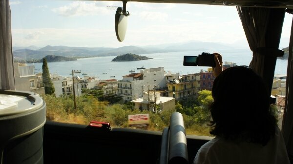 ­­­­
          Весь день мотались по Пелопоннесу,

               Осматривая здешние красоты.

        И только ночью добрались до Толо,

       На юге полуострова у Толон залива.


           И бросив вещи в номере отеля,

               Я устремился к морю,

               Что метров в сорока

                  По линии прямой.


       Не утерпел до глубины дойти

   И рухнул, уткнувшись в дно руками,

    Потом перевернулся к верху пузом

   И ощутил божественное чувство неги.