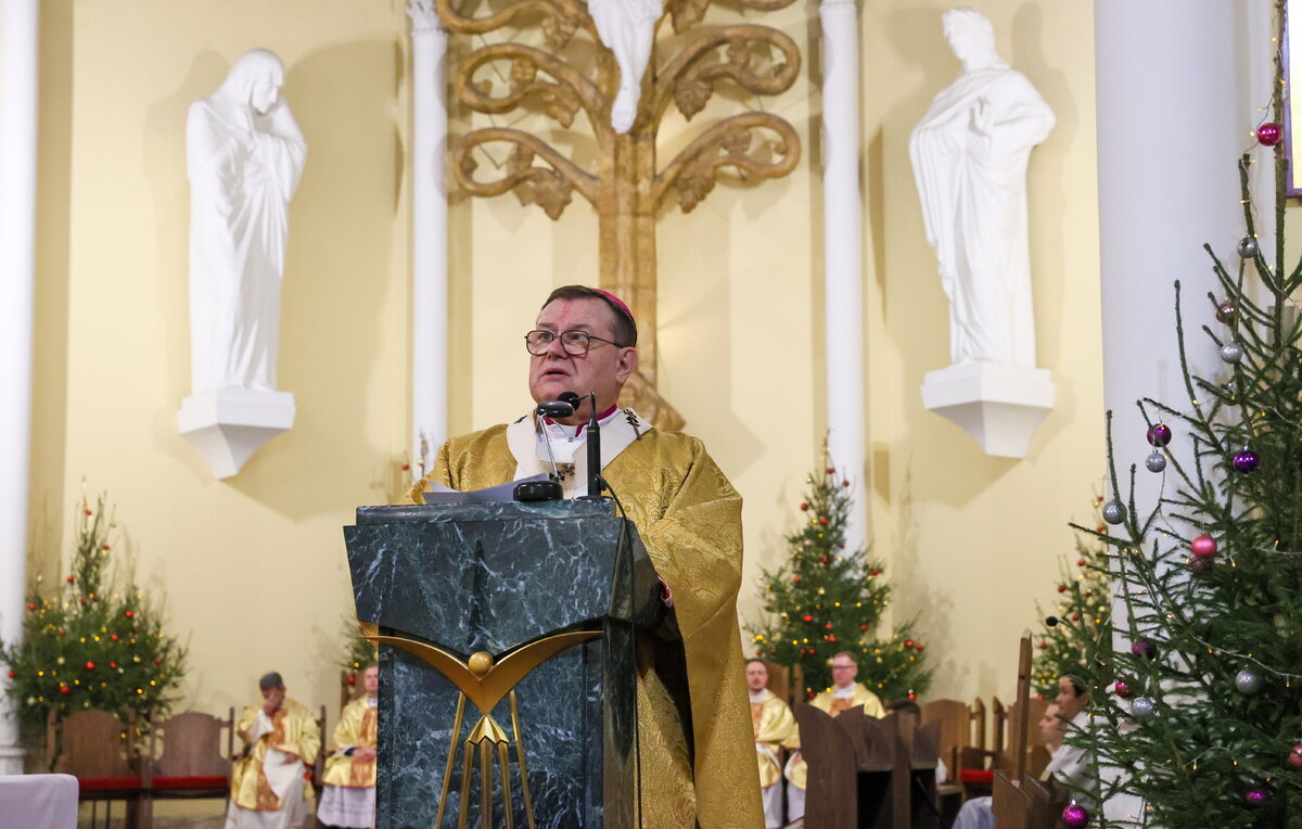    Митрополит Архиепархии Божией Матери в Москве Архиепископ Павел Пецци во время рождественской службы в Римско-католическом кафедральном соборе Непорочного Зачатия Пресвятой Девы Марии.  Сергей Савостьянов/ТАСС