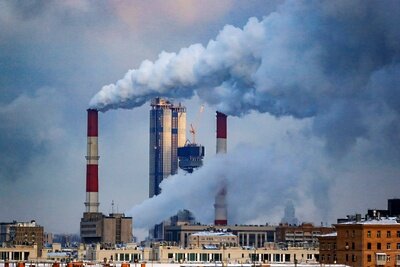    Дым из труб ТЭЦ-12, расположенной на Бережковской набережной, в Москве ©Антон Денисов РИА Новости