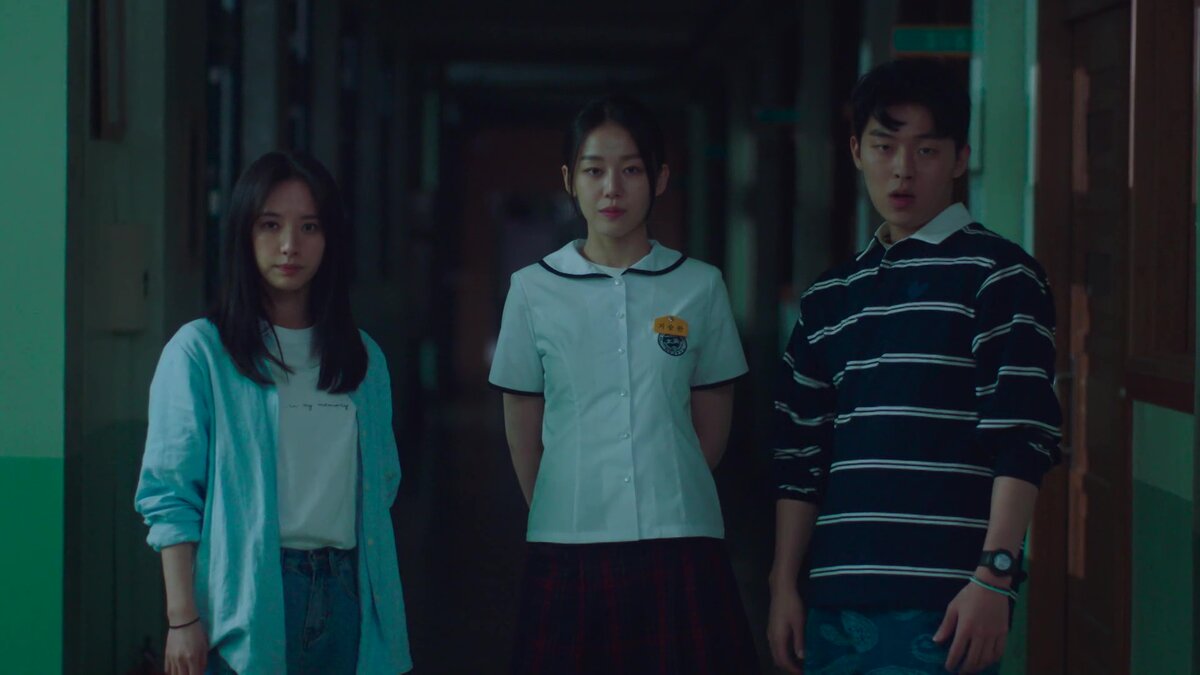 Дети всё равно дети, даже если они ведут подпольные подкасты и могут с помощью одного зонтика разогнать толпу хулиганов. 
