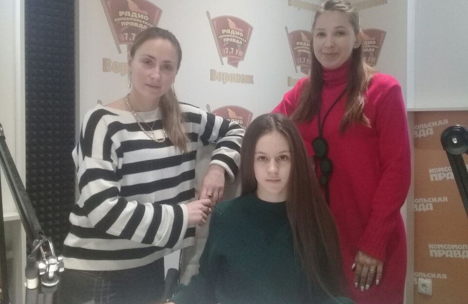     Дарья Власова (слева), Ксения Говорова и Наталья Чудаева (справа). Алексей СЕРГУНИН