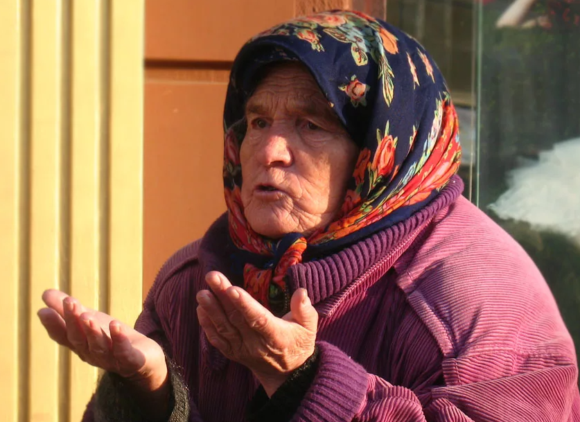 бабушка ругается. бабушка ругается. бабка ругается. злая бабка. злая бабка.