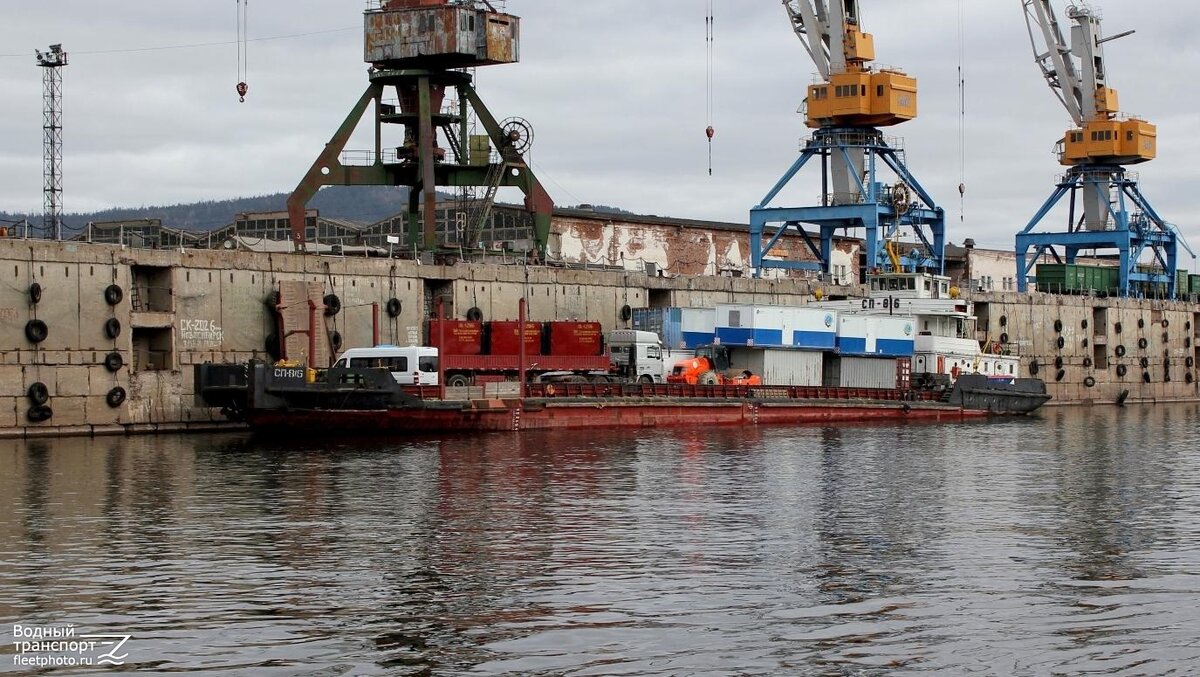 Причальная стенка выглядит примерно так, но в моем случае было еще третье окошко. А в окошках железные трапы, по ним-то я и карабкалась