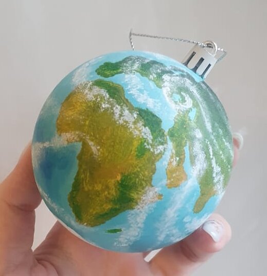 Новогодний шарик, расписанный моей дочерью.