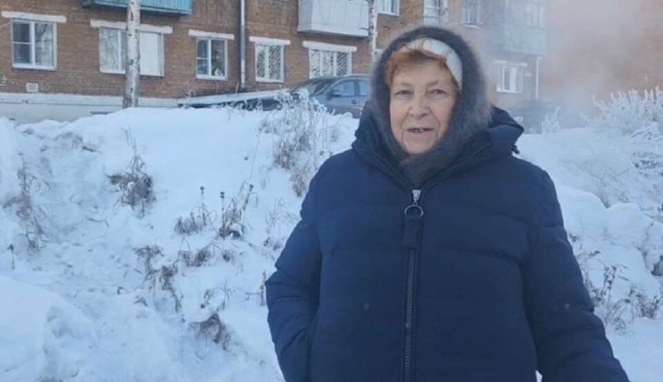     Бабушка поблагодарила дорожных полицейских за проявленную решительность. Фото: ГУ МВД России по Иркутской области.