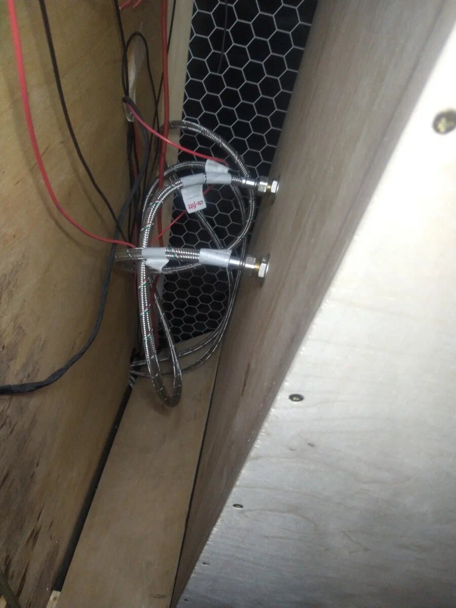 На фото внизу полка над феном под углом. В момент течи она стояла уже прямо и плотно. Благодаря этому фен не  залило