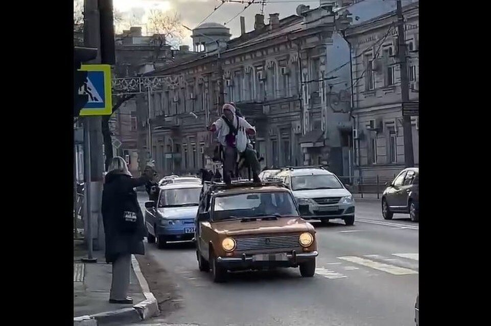     Поздравить симферопольцев с Новым годом парень решил весьма необычным способом. Фото: скриншот из видео