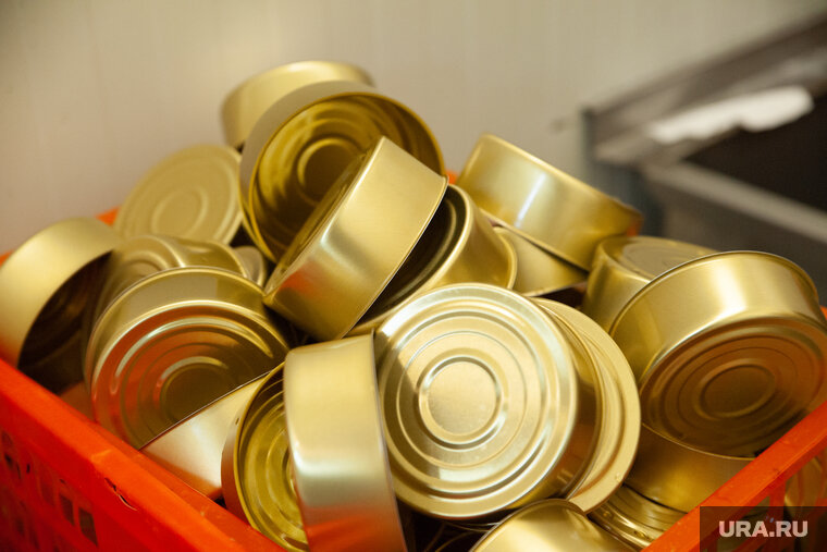    Окопные свечи, предназначенные для освещения и обогрева, делают из обычных банок из-под консервов