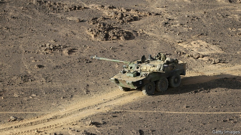 Французская колесная разведывательная машина AMX-10RC патрулирует 17 марта 2013 года в Адраре горного хребта Ифогас на севере Мали. ФОТО AFP / KENZO TRIBOUILLARD.