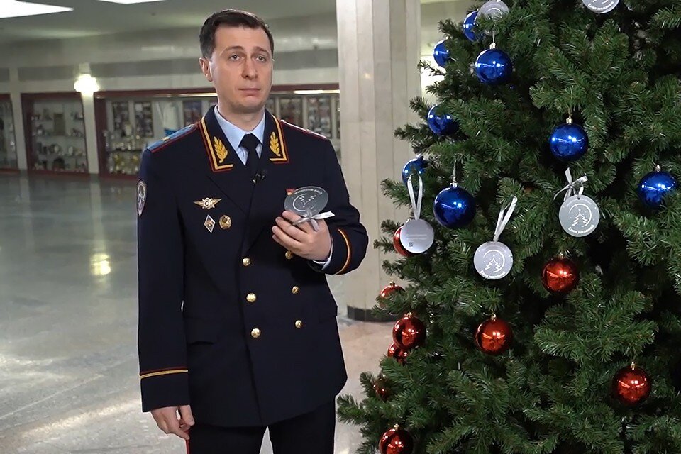     Юрий Войнов по видеосвязи поздравил юную северянку с Новым годом, пожелал ей крепкого здоровья и исполнения всех желаний. Фото: скриншот видео