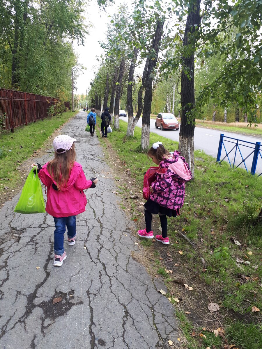 Ника и Ница, впереди идут Лучика и Ратмир)