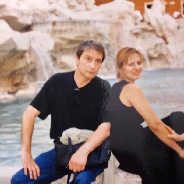 На снимке Смехов со второй женой позируют на фоне фонтана Треви в Риме в середине девяностых.
