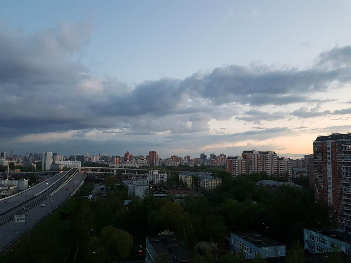 Во время карантина гуляли только на балконе. Хорошо хоть вид шикарный!)) Фото из личного архива.