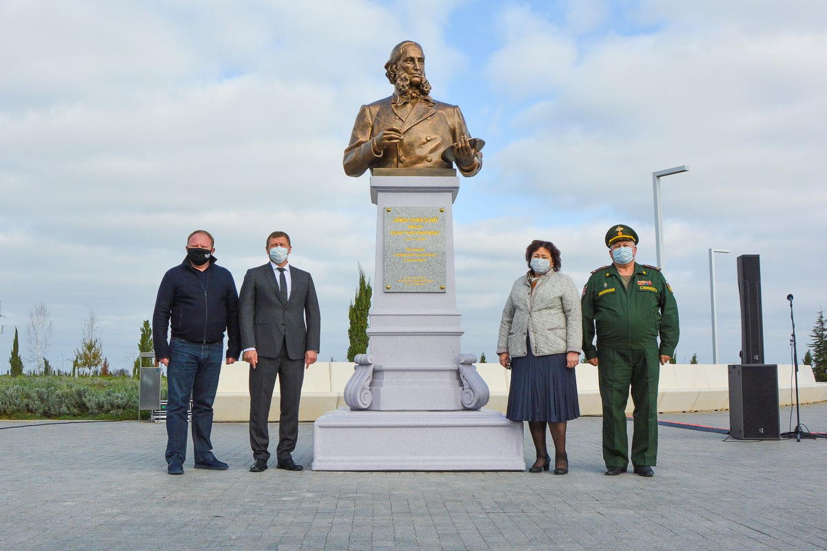 Айвазовский турецкая ул 30 симферополь. Памятник Айвазовскому в Симферополе в аэропорту. Памятник Ивану Айвазовскому.