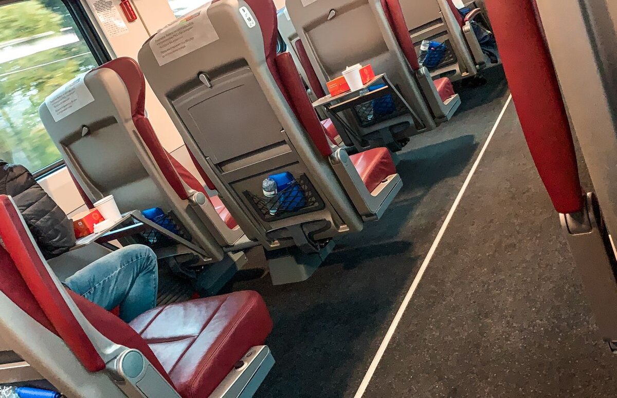 Фрагмент внутренного устройства вагона повышенной комфортности 