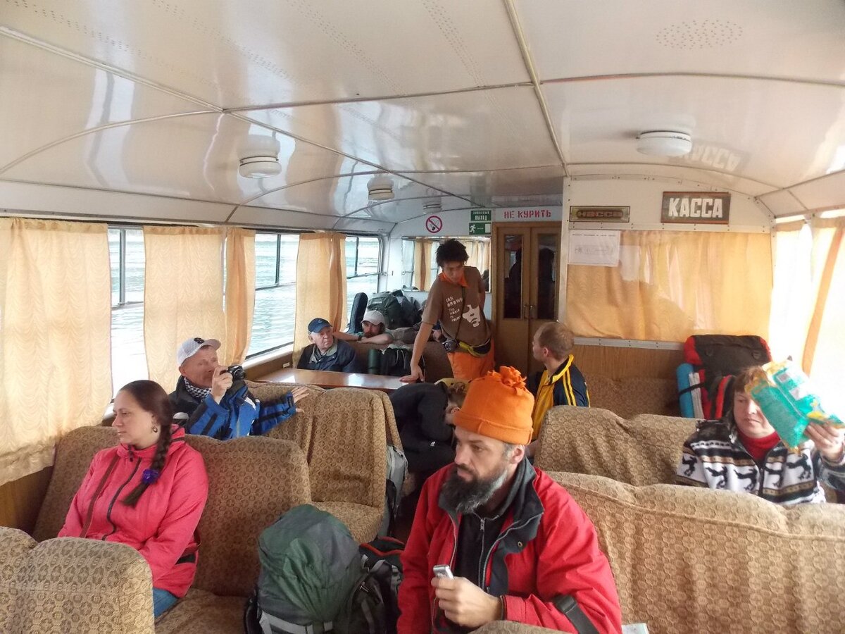 Слева в красном Галия, за ней Игорь Тютюкин из Тулы- пишет позитивные стихи.  Гена в самом конце с рюкзаками слева. В шапочке Антон Кротов, я справа . Остальные наши друзья путешественники. 