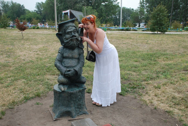Фото из личного альбома. В Центральном городском парке Бердска. Скульптура "Большой Ух". Шепчешь ему желание в большое ухо, и оно исполняется )) Многие уже замечтили, что на фотографиях, где я шепчу Большому Уху в большое ухо своё очередное желание, он улабыается )) Видимо, мои желания ему нравятся ))