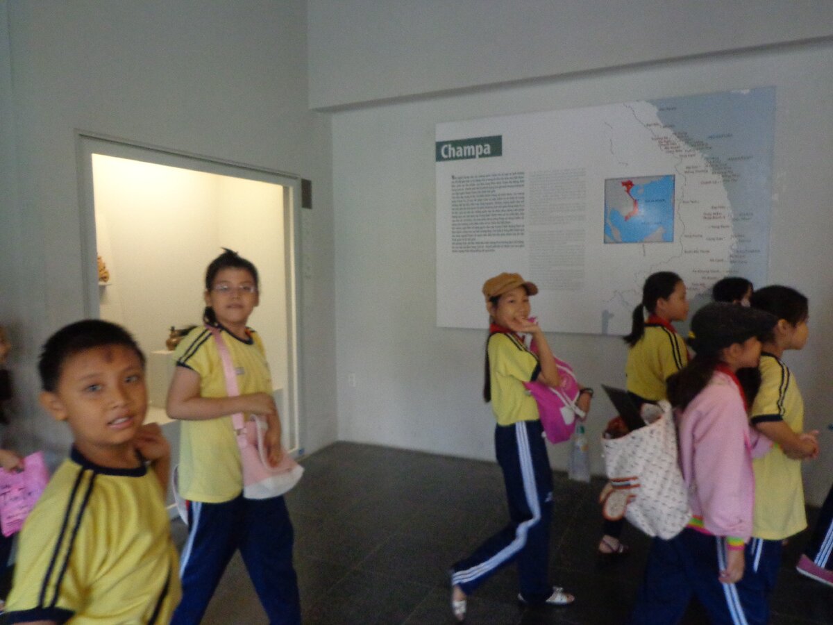 Вьетнамские школьники в музее